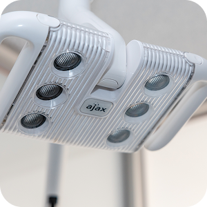 Advanced dental light ensuring expert dental care for comprehensive services for all patient at T32 Dental.