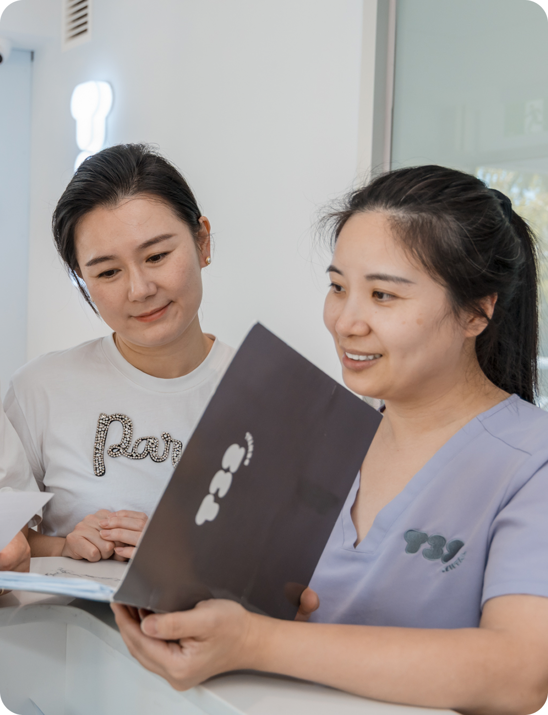 Patient and T32 Dental's co-founder Dan discussing advanced care and efficient treatments at T32 Dental for a smooth visit.