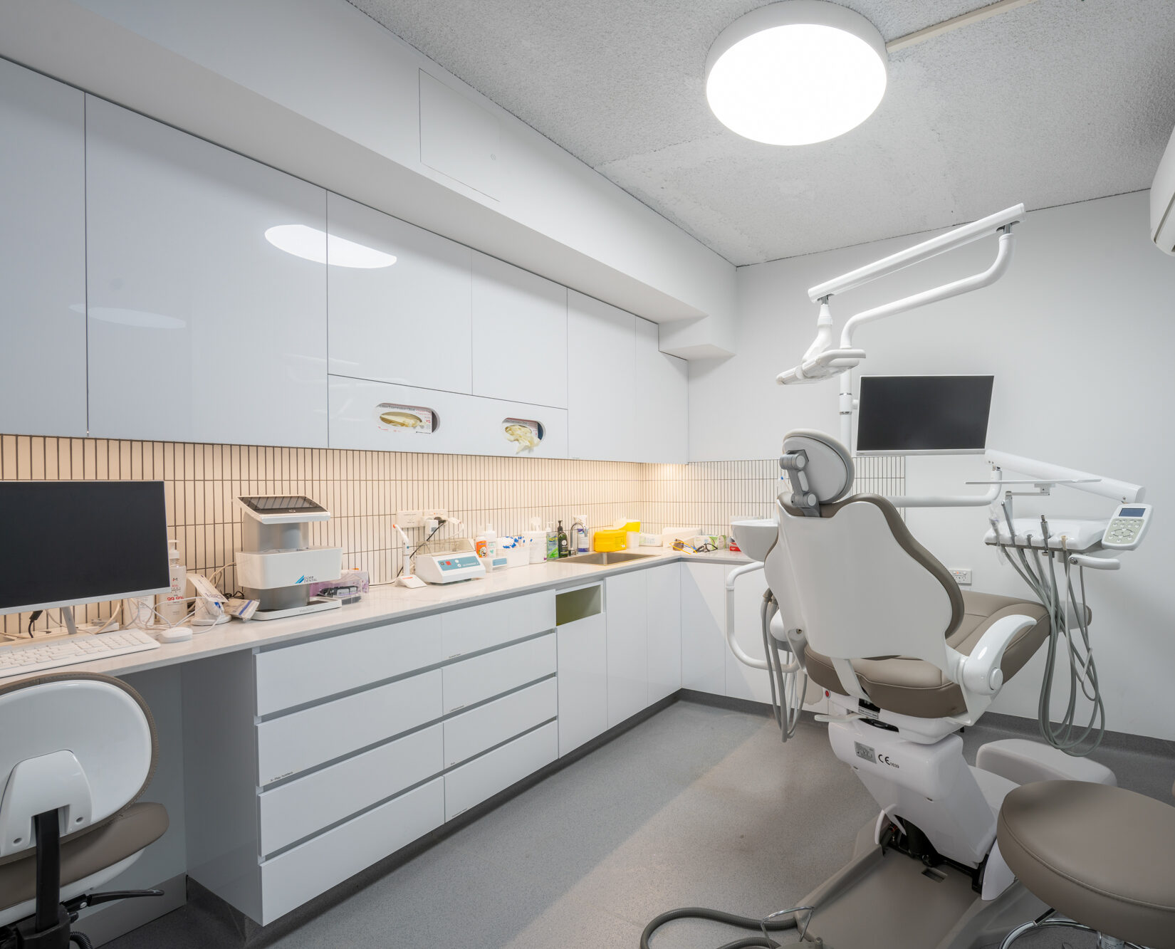 Clean dental clinic room equipped for professional scale cleaning procedures with modern medical equipment.
